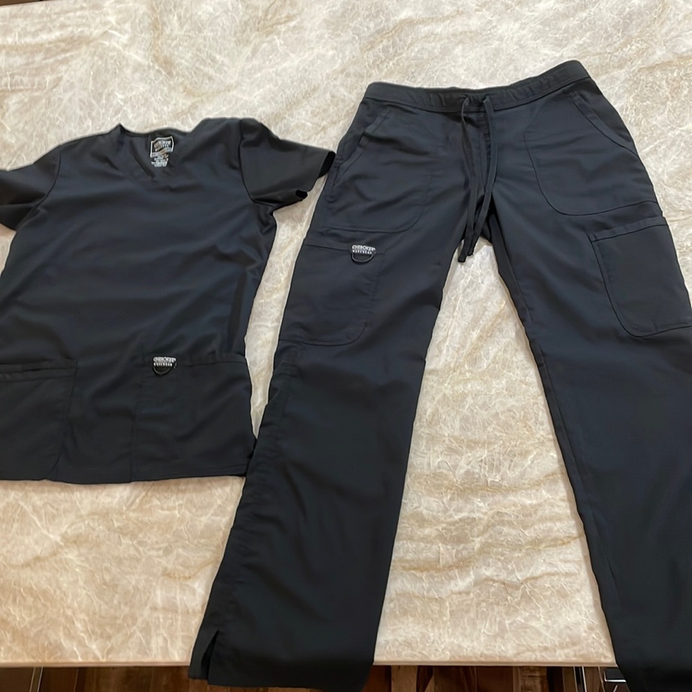 Cherokee V neck scrub top and mid rise pant set